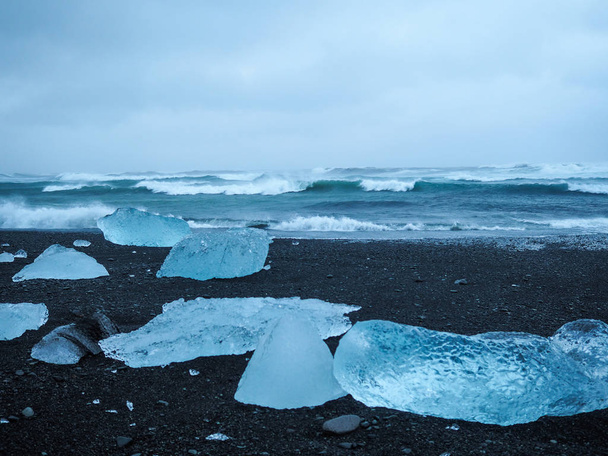  Iceberg on Iceland's black sand beach. - Foto, afbeelding