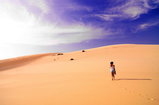 Путешественник идет по песчаным дюнам
  - Фото, изображение