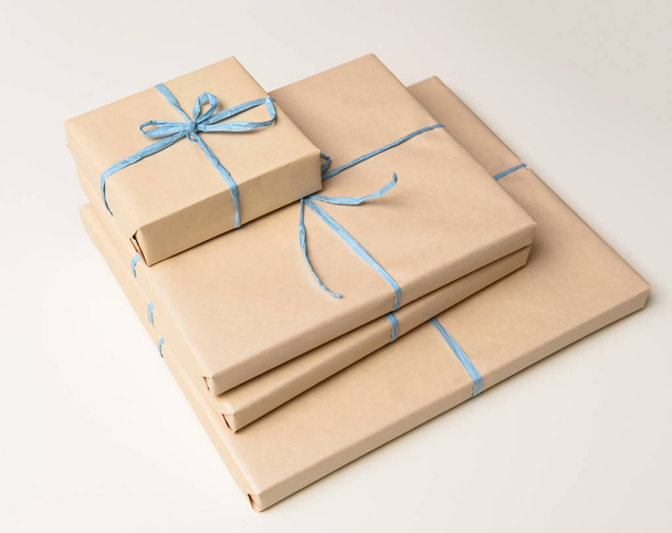 Boîtes cadeaux emballées prêtes à être distribuées comme cadeaux
 - Photo, image