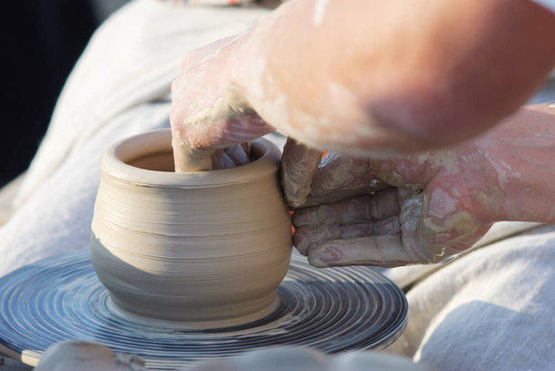 Классы керамики, студенты делают глиняный горшок на колесах
. - Фото, изображение