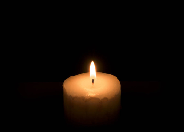 brennende Kerze auf schwarzem Hintergrund - Foto, Bild