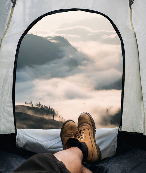 Telttavahti leirissä vuorilla - Valokuva, kuva
