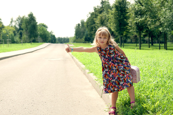 Lonely girl stops a car - Foto, Imagem