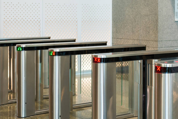 Automatische Zugangskontrolle Sicherheitsschleuse im Bahnhofseingang - Foto, Bild