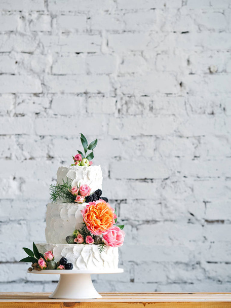 Wedding cake with flowers - Φωτογραφία, εικόνα