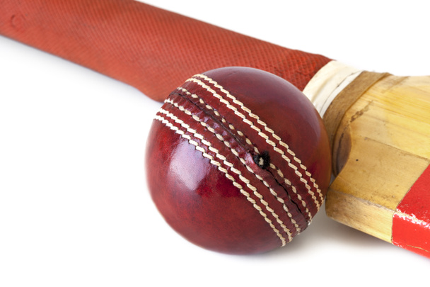 Cricketball und Schläger über Weiß - Foto, Bild