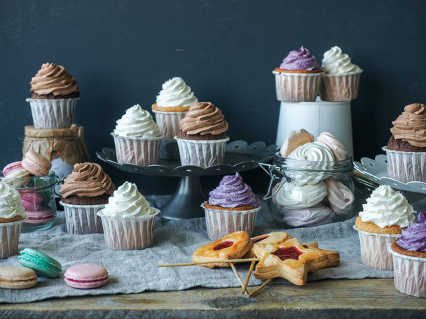 Şeker cupcakes, macarons ve tanımlama bilgileri - Fotoğraf, Görsel