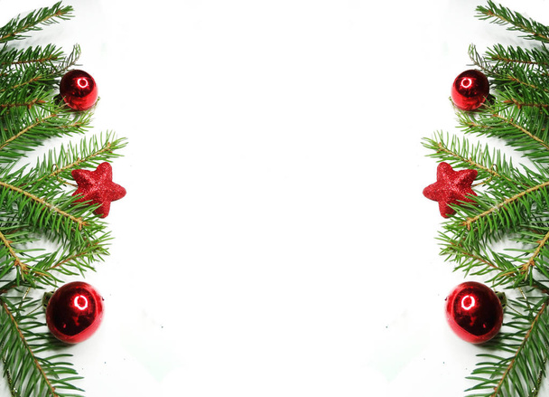 Рождественская композиция с еловыми ветвями на белой спине
 - Фото, изображение