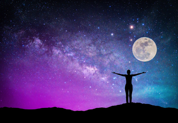 Krajobraz z Mlecznej. Nocne niebo z gwiazdami, księżyc i sylwetka szczęśliwy kobieta na górze. (Elementy dostarczone przez Nasa zdjęcie księżyca) - Zdjęcie, obraz