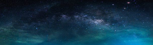 Пейзаж з галактикою Чумацький шлях. Нічне небо з зірками і морем
. - Фото, зображення