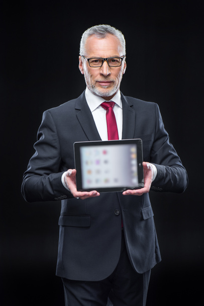 uomo d'affari in possesso di tablet digitale - Foto, immagini