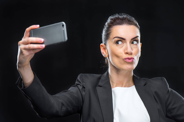 Businesswoman using smartphone - Zdjęcie, obraz