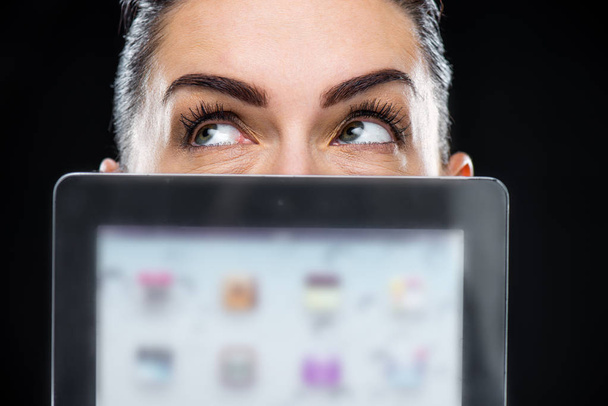 Businesswoman showing digital tablet - Zdjęcie, obraz