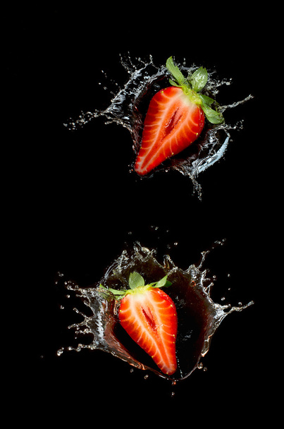 Fruits in water splash lemon strawberry kiwi - Foto, Imagem