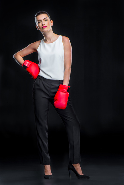 Donna d'affari in guantoni da boxe
 - Foto, immagini