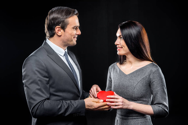 Couple holding toy heart - Foto, Imagen