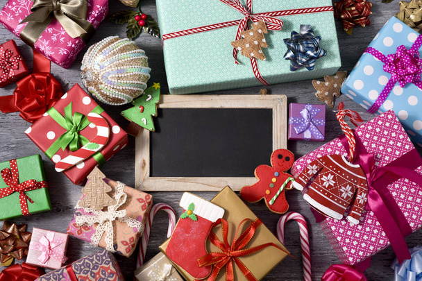 рождественские подарки и украшения, и чистая доска
 - Фото, изображение