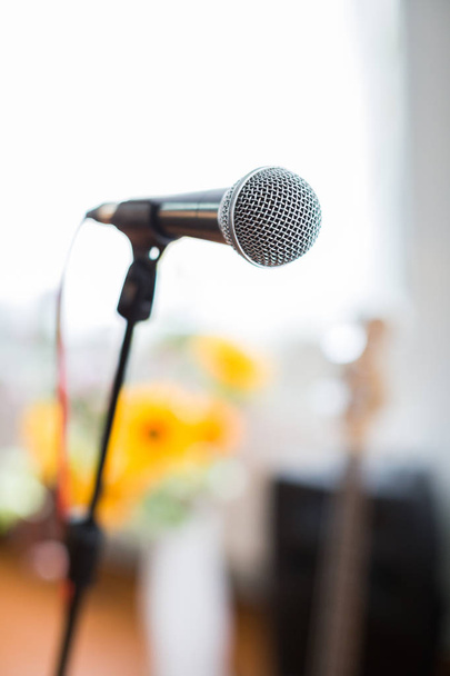 Wokalny mikrofon w fokus przeciwko niewyraźne publiczności na konferencji - Zdjęcie, obraz