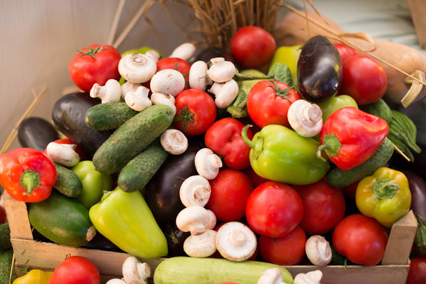 Fondo de verduras orgánicas crudas diferentes
 - Foto, Imagen