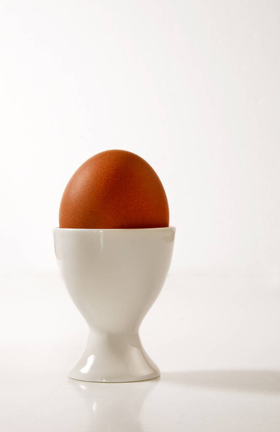 вареное яйцо в фарфоровой чашке с яйцом
 - Фото, изображение