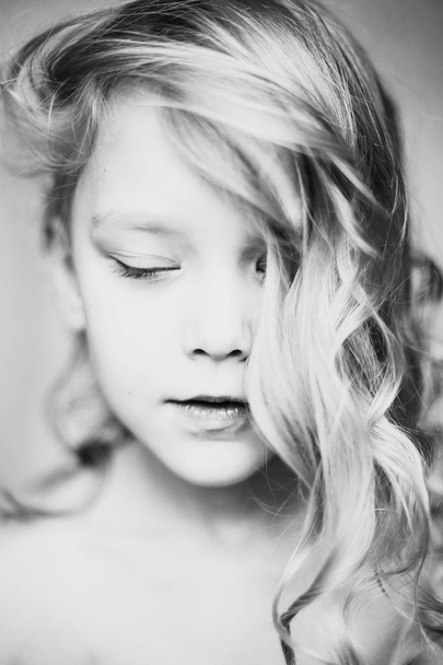 Retrato de una niña bonita con los ojos cerrados
. - Foto, imagen