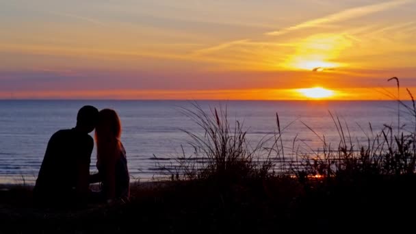 chico y chica en el fondo de la puesta del sol del mar
 - Imágenes, Vídeo