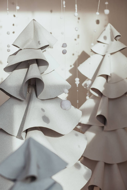grand sapin gris en feutre et laine. Composition de Noël avec décoration sur fond blanc. Style scandinave. Monochrome
 - Photo, image