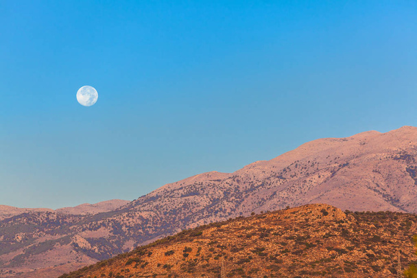 Přírodní pozadí s kopci a měsíc, Kréta, Řecko - Fotografie, Obrázek