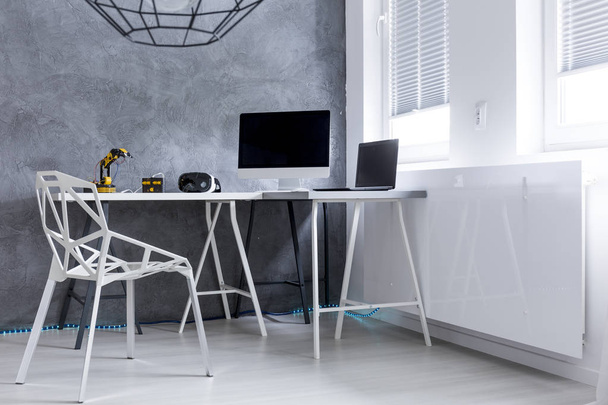 Modern grey room with  computer on a desk - Foto, Imagem