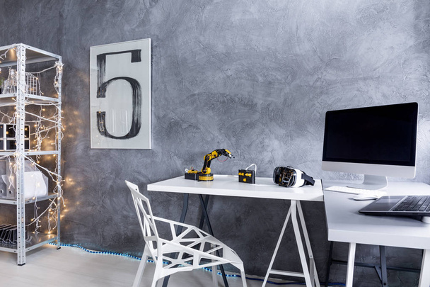 Moderna zona de estudio gris con un gran escritorio
  - Foto, imagen