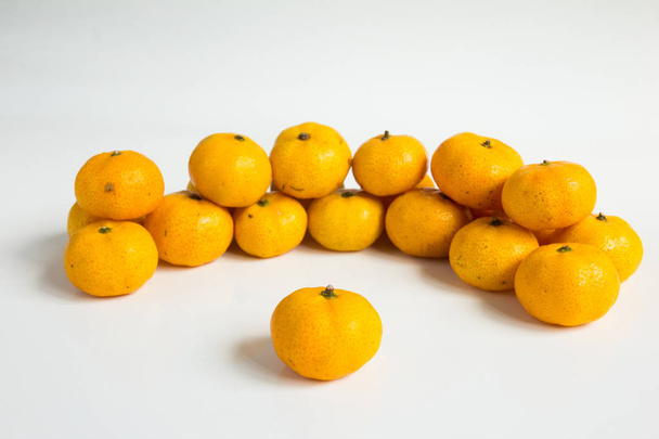 Grupo de tangerina laranja (Citrus reticulata) sobre fundo branco
 - Foto, Imagem