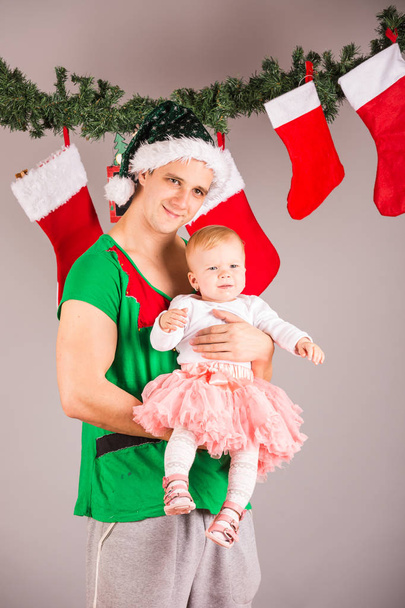 grappige kerst elf met babymeisje - Foto, afbeelding