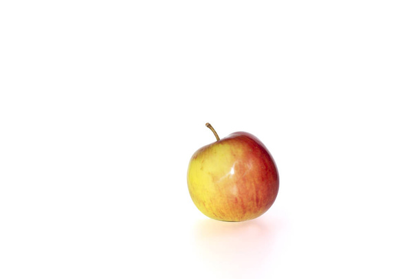 pequeña manzana jugosa roja y amarilla
 - Foto, imagen