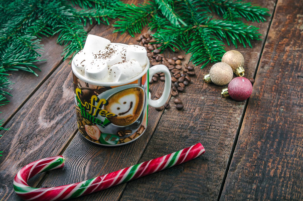 クリスマスの背景の上にマシュマロとコーヒー - 写真・画像