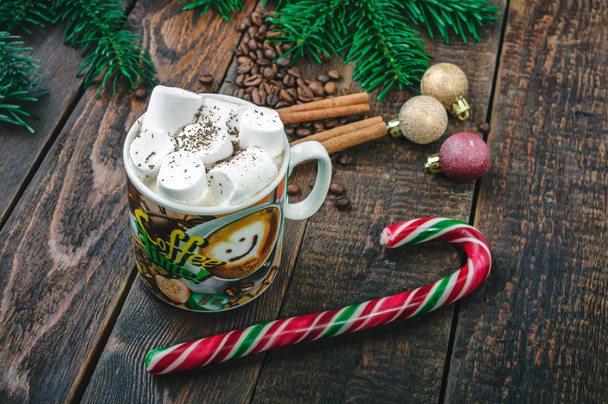 Koffie met marshmallow op Kerstmis achtergrond - Foto, afbeelding