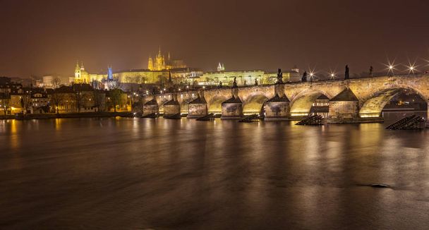 η γέφυρα του Καρόλου στην Πράγα το βράδυ   - Φωτογραφία, εικόνα