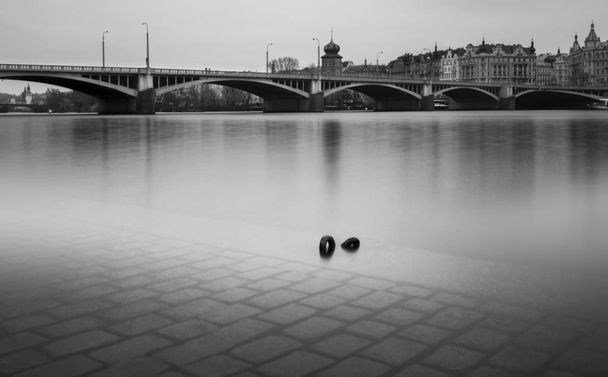Rio Vltava e Ponte Carlos em Praga
   - Foto, Imagem