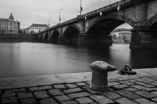 Τον ποταμό Vltava και τη γέφυρα του Καρόλου στην Πράγα   - Φωτογραφία, εικόνα