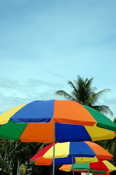 Mavi gökyüzü arka plan ile renkli şemsiye çadır - Fotoğraf, Görsel