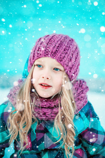 Talvi muotokuva kaunis pieni tyttö
. - Valokuva, kuva