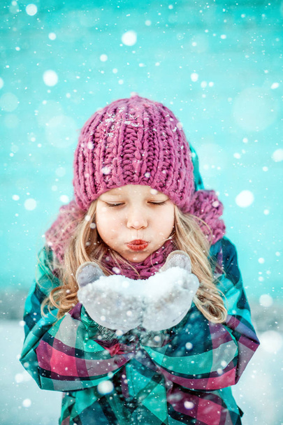 Зимовий портрет красивої маленької дівчинки
. - Фото, зображення