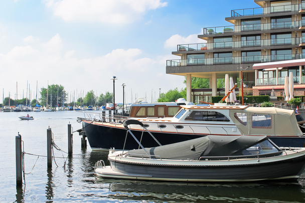 βάρκες σε προκατασκευασμένο η Μαρίνα. Ολλανδία - Φωτογραφία, εικόνα