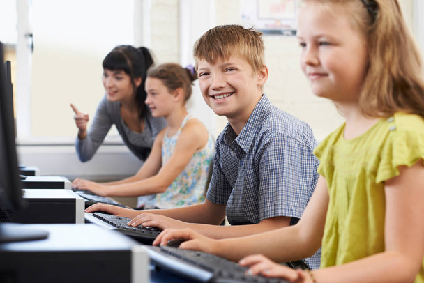 Grundschüler im Computerkurs mit Lehrer - Foto, Bild
