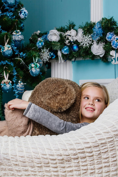 Chica muy hermosa cerca de un árbol de Navidad sonriendo y soñando un
 - Foto, Imagen