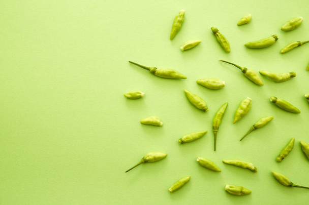 Tabeli świeże chili, zielony - Zdjęcie, obraz