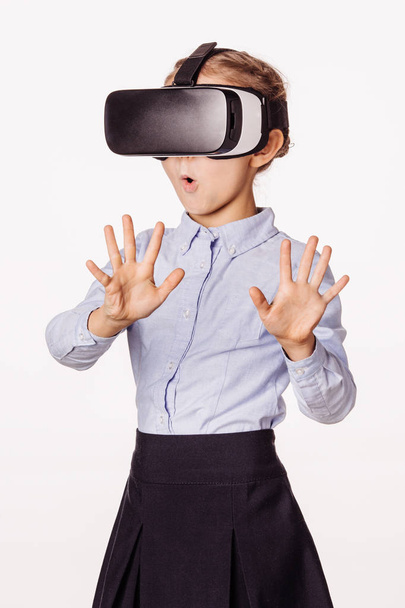 schoolmeisje met virtual reality headset. - Foto, afbeelding