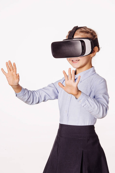 schoolgirl with virtual reality headset.  - Foto, afbeelding