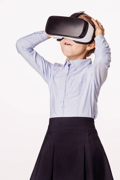 schoolgirl with virtual reality headset - Foto, afbeelding