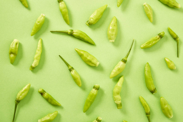 Tabulka čerstvé zelené chilli - Fotografie, Obrázek