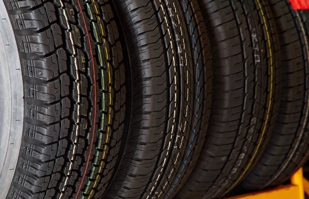 Quatre pneus neufs
 - Photo, image